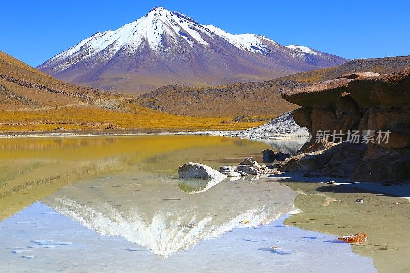 Salar de Talar和Miniques火山，Piedras rojas(红色石头)-绿松石湖反射和田园般的阿塔卡马沙漠，火山景观全景-圣佩德罗阿塔卡马，智利，Bolívia和阿根廷边境